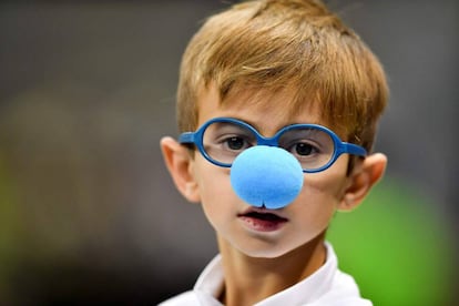 Un niño lleva una nariz azul como apoyo a los niños y adultos con autismo.