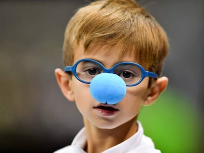 Un niño lleva una nariz azul como apoyo a los niños y adultos con autismo.