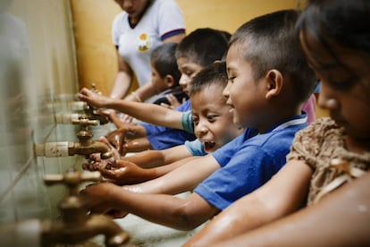 Unos alumnos de la escuela rural de Los Vados (Guatemala) se lavan las manos antes de clase.