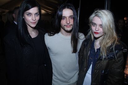 Leigh Lezark, Olivier Theyskens y Sky Ferreira después del desfile de Theory