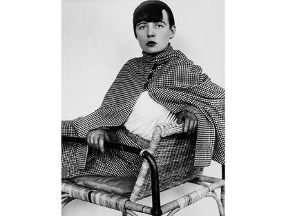 La artista textil Elisabeth Kadow fotografiada por Annelise Kretschmer en 1929. |