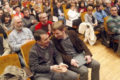 El abogado de Sortu Iñigo Iruin (izquierda) y el dirigente de la izquierda abertzale Rufi Etxeberria.