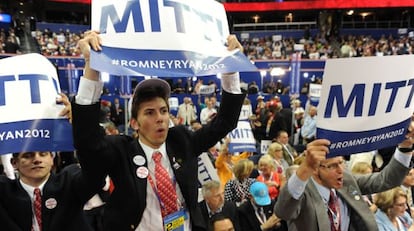 Asistentes a la Convención republicana alzan pancartas a favor de Romney.