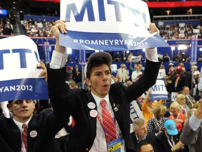 Asistentes a la Convención republicana alzan pancartas a favor de Romney.