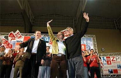 Leire Pajín y Felipe González saludan a los asistentes al mitín celebrado anoche en Alicante.