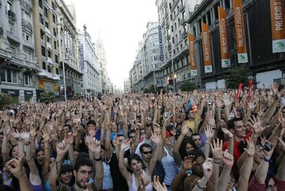 Un mar de brazos y cabezas ocupando toda la Gran Va, de escaparate a escaparate. Porque ayer la calle ms emblemtica de Madrid ech a los coches y acogi a madrile?os y turistas.