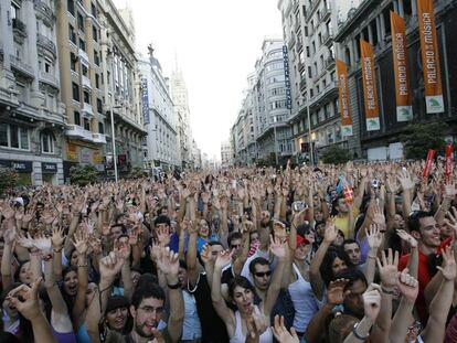 Un mar de brazos y cabezas ocupando toda la Gran Vía, de escaparate a escaparate. Porque ayer la calle más emblemática de Madrid echó a los coches y acogió a madrileños y turistas.