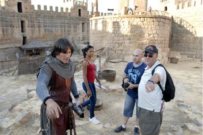 Sergio Peris Mencheta recibe instrucciones antes de grabar una de las escenas en Baños.