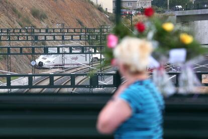 Flores en recuerdo de las víctimas en un puente próximo al lugar del accidente de tren ocurrido en Santiago de Compostela, 26 de julio de 2013.