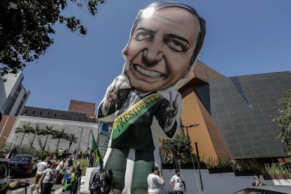 Boneco de Bolsonaro em frente ao hospital Albert Einstein.