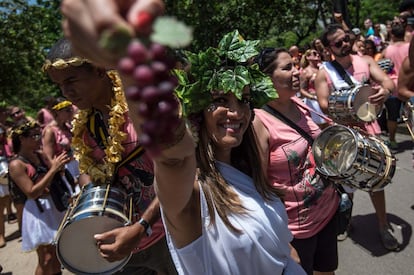 Un grupo de personas vestidas con trajes de estilo griego participan en el primer pasacalles ( 'bloco) llamado 'Río: los Juegos Olímpicos están aquí' en Río de Janeiro, Brasil.