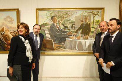 La consejera de Cultura, Blanca Urgell; el director del Bellas Artes, Javier Viar; el director de El Corte Inglés de Bilbao, Ángel María Serna, y el jefe del departamento de Conservación del museo, José Luis Merino, posan ayer delante de <b><i>Conversation piece, cum tiffin (Escena de conversación, almuerzo),</b></i> de José María de Ucelay.
Francisco Mora.