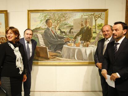 La consejera de Cultura, Blanca Urgell; el director del Bellas Artes, Javier Viar; el director de El Corte Inglés de Bilbao, Ángel María Serna, y el jefe del departamento de Conservación del museo, José Luis Merino, posan ayer delante de <b><i>Conversation piece, cum tiffin (Escena de conversación, almuerzo),</b></i> de José María de Ucelay.
Francisco Mora.