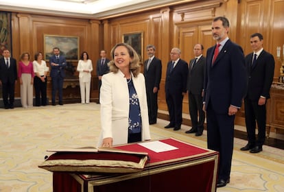 Nadia Calviño promete su cargo como ministra de Economía del Gobierno de Pedro Sánchez ante Felipe VI, en el Palacio de la Zarzuela (Madrid) en junio de 2018.