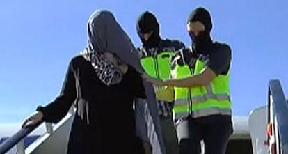 La joven detenida en el aeropuerto de M&aacute;laga, el viernes. 