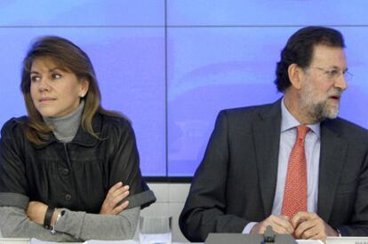 La secretaria general del PP, Dolores de Cospedal, y el líder de los populares, Mariano Rajoy, antes del Comité Ejecutivo.