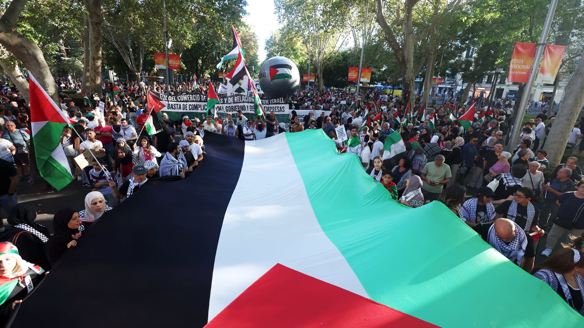 Última hora de las manifestaciones en apoyo al pueblo palestino y la flotilla de Gaza, en directo | Miles de personas salen a las calles de Madrid para expresar su rechazo al Gobierno de Netanyahu