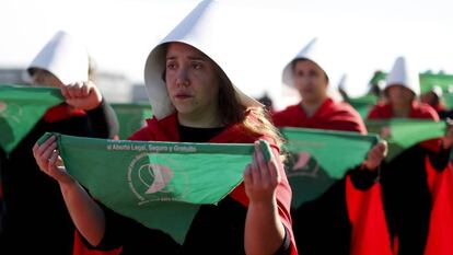 Argentinas disfrazadas de las protagonistas de 'El cuento de la criada', en una protesta a favor del aborto.