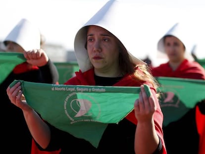 Argentinas disfrazadas de las protagonistas de 'El cuento de la criada', en una protesta a favor del aborto.