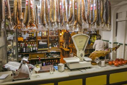 Barra de la La Trastienda, peculiar bar de tapas que parece una charcutería, en Granada.