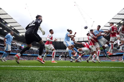 Rodri y Declan Rice pugnan por el balón en un saque de esquina entre el City y el Arsenal.