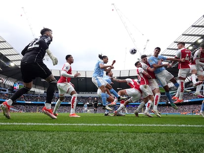 Rodri y Declan Rice pugnan por el balón en un saque de esquina entre el City y el Arsenal.