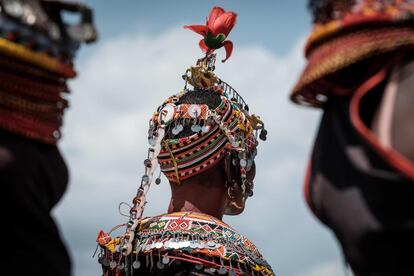 Detalle del elaborado tocado que adorna la cabeza de una mujer rendile, compuesto por miles de diminutas cuentas de colores.