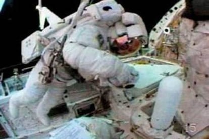 El astronauta japonés Soichi Noguchi hace fotografías durante el paseo espacial.
