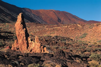 El paisaje volcánico es la seña de identidad del Parque Nacional del Teide, en Tenerife. Con 3.718 metros de altura, el volcán Teide-Pico Viejo es la mayor cumbre de España. Desde 2007, es Pratrimonio Mundial de la UNESCO.