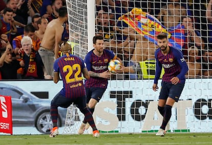 Lionel Messi (en el centro) tras marcar gol.