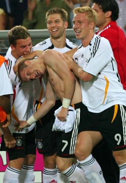 Schweinsteiger, despojado de su camiseta, es felicitado por Podolski, Hitzlsperger, Hanke y Ballack.