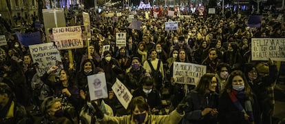 Ambiente durante la manifestación en la plaza de Cibeles de Madrid, este martes.