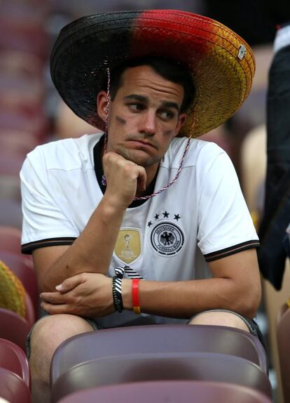 Un aficionado alemán se lamenta tras la derrota de su selección en el primer partido de la fase de grupos del Mundial frente a México, el 17 de junio. 