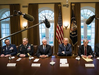 El presidente de Estados Unidos, Donald Trump (c), habla con los medios antes de una reunión con alta cúpula militar hoy, el pasado 9 de abril, en la Casa Blanca, en Washington (EE.UU.).
