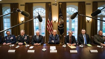 El presidente de Estados Unidos, Donald Trump (c), habla con los medios antes de una reunión con alta cúpula militar hoy, el pasado 9 de abril, en la Casa Blanca, en Washington (EE.UU.).