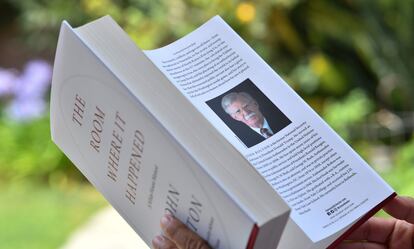 Una mujer lee el libro de John Bolton 'The Room Where it Happened' el día de su lanzamiento en Los Ángeles.