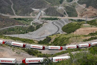 Camiones armenios que transportan ayuda humanitaria para la región de Nagorno Karabaj, de población armenia, varados no muy lejos de un puesto de control azerbaiyano establecido a la entrada del corredor de Lachin, el 30 de julio.