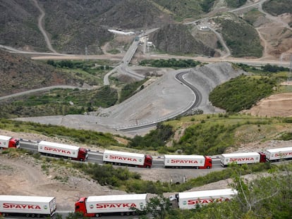 Camiones de ayuda humanitaria en Armenia.