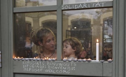 Velas y mensajes en apoyo a los refugiados.