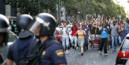 Residents of Lavapi&eacute;s confront a group of police on a raid in the central Madrid neighborhood.