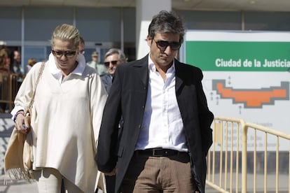 15 de octubre de 2012. Mayte Zald&iacute;var, exesposa de Juli&aacute;n Mu&ntilde;oz, y tambi&eacute;n acusada de blanqueo de capitales, abandona el la Audiencia de M&aacute;laga tras una de las sesiones del juicio.