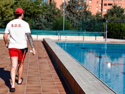 Un socorrista en una piscina pública de Madrid, en el verano de 2020.