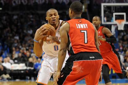 Westbrook encara a Lowry.