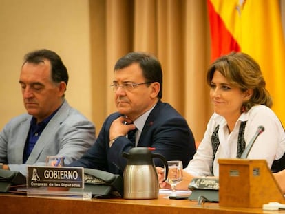 A ministra da Justiça espanhola, Dolores Delgado (centro), no Congresso