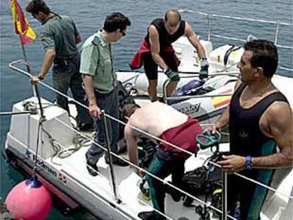 Submarinistas de la Guardia Civil se preparaban ayer para iniciar la búsqueda de los cadáveres en Fuerteventura.