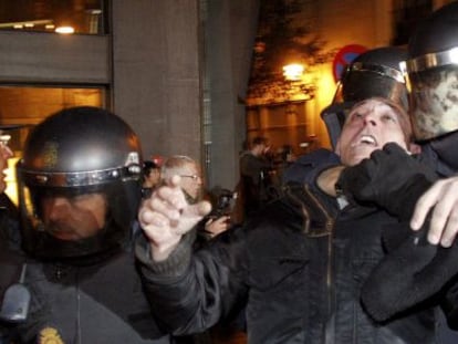 Un polic&iacute;a sujeta a uno de los manifestantes por la reforma laboral el pasado febrero.