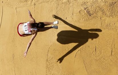 Anna Jagaciak, de Polonia, compite en la prueba clarificatoria de triple salto.