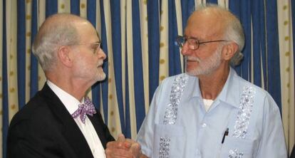 Alan Gross (dreta), el 2012 amb l'advocat James L. Berenthal.