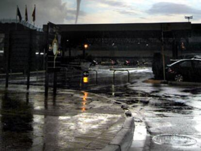 Imagen del tornado en el aeropuerto barcelonés de El Prat.