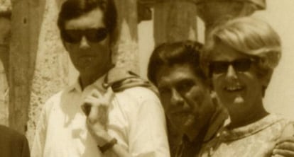 Julio Cortázar posa con unos amigos en un viaje por Atenas.